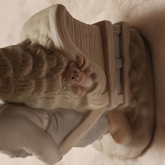 VINTAGE PORCELINE CHRISTMAS FIGURINE. - Picture 5 of 8